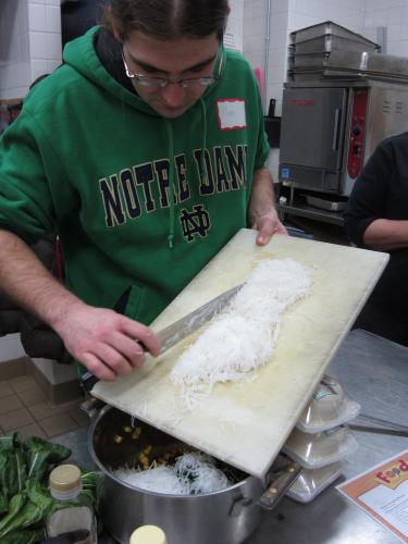 Adding vermicelli to dumpling filling